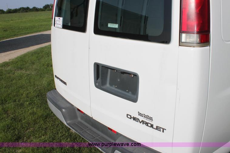 image for item G4052 2001 Chevrolet Express 1500 van