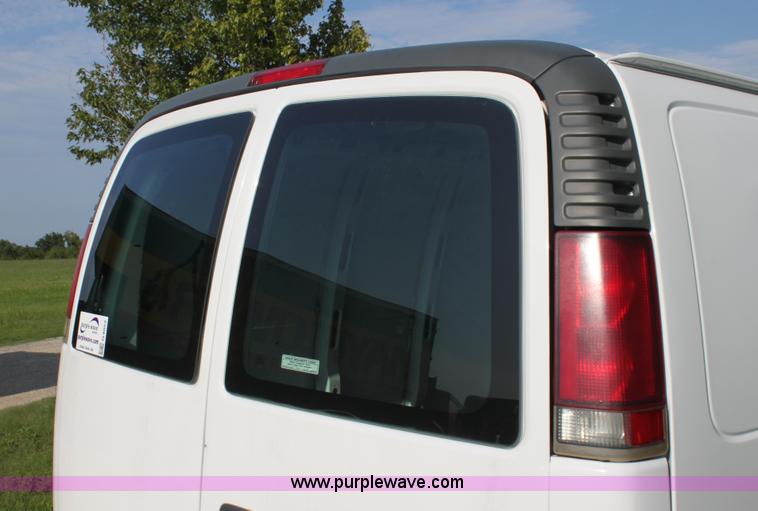 image for item G4052 2001 Chevrolet Express 1500 van