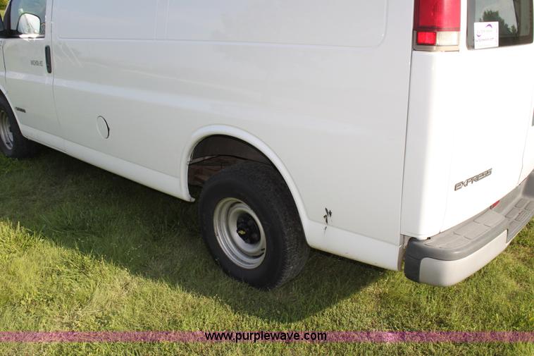 image for item G4052 2001 Chevrolet Express 1500 van