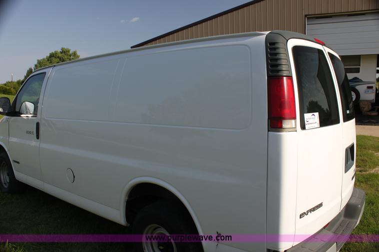 image for item G4052 2001 Chevrolet Express 1500 van