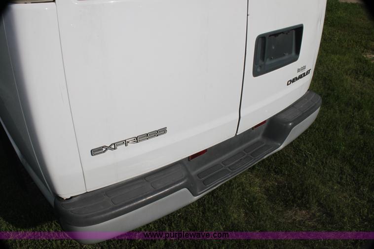 image for item G4052 2001 Chevrolet Express 1500 van