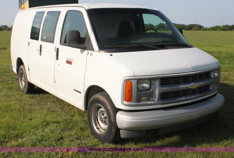 image for item G4053 2001 Chevrolet Express 1500 van
