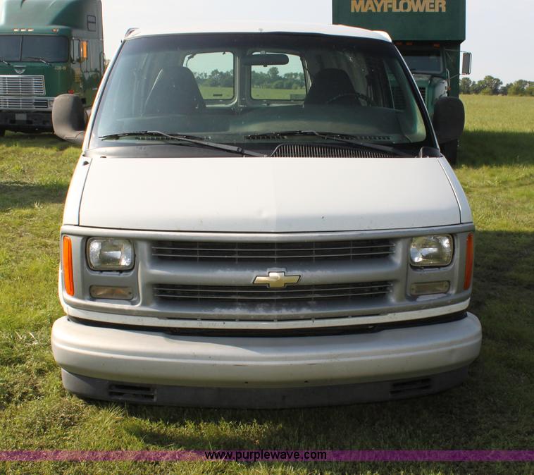 image for item G4053 2001 Chevrolet Express 1500 van