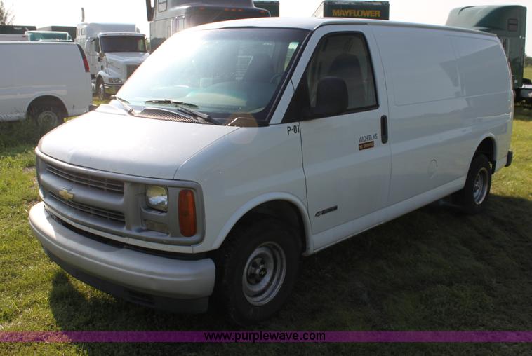 image for item G4053 2001 Chevrolet Express 1500 van