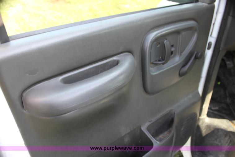 image for item G4053 2001 Chevrolet Express 1500 van