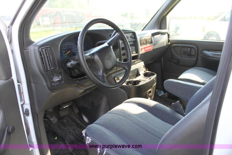 image for item G4053 2001 Chevrolet Express 1500 van