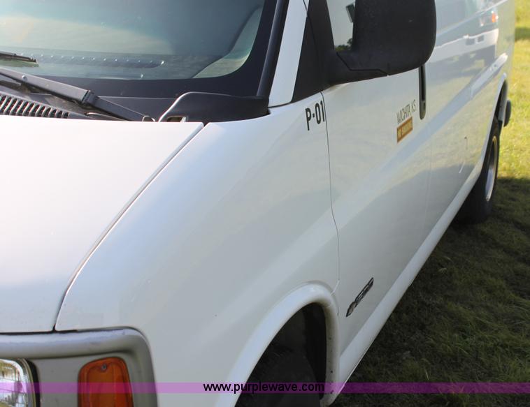 image for item G4053 2001 Chevrolet Express 1500 van