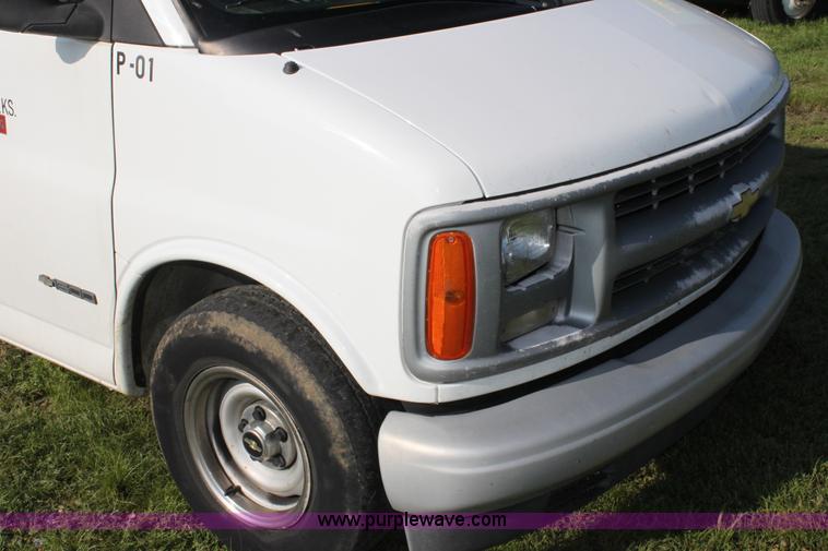 image for item G4053 2001 Chevrolet Express 1500 van