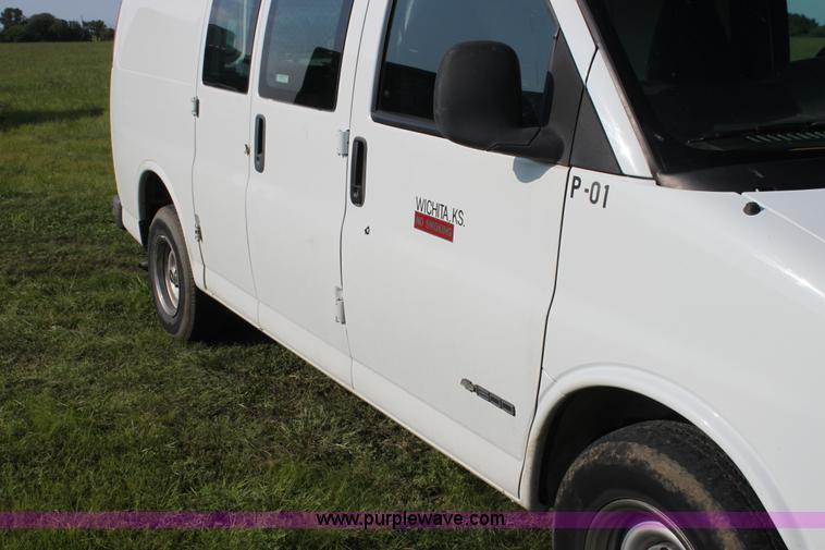 image for item G4053 2001 Chevrolet Express 1500 van