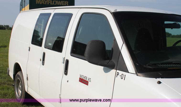image for item G4053 2001 Chevrolet Express 1500 van