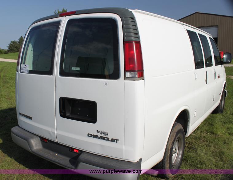 image for item G4053 2001 Chevrolet Express 1500 van
