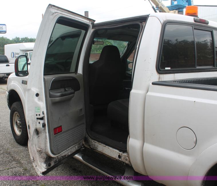 image for item H3516 2003 Ford F250 Super Duty Crew Cab pickup truck