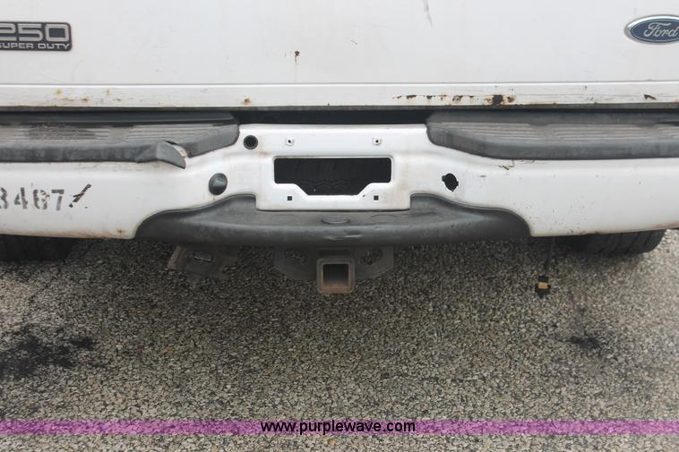 image for item H3516 2003 Ford F250 Super Duty Crew Cab pickup truck