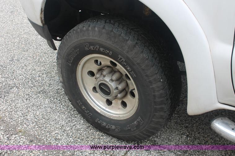 image for item H3516 2003 Ford F250 Super Duty Crew Cab pickup truck