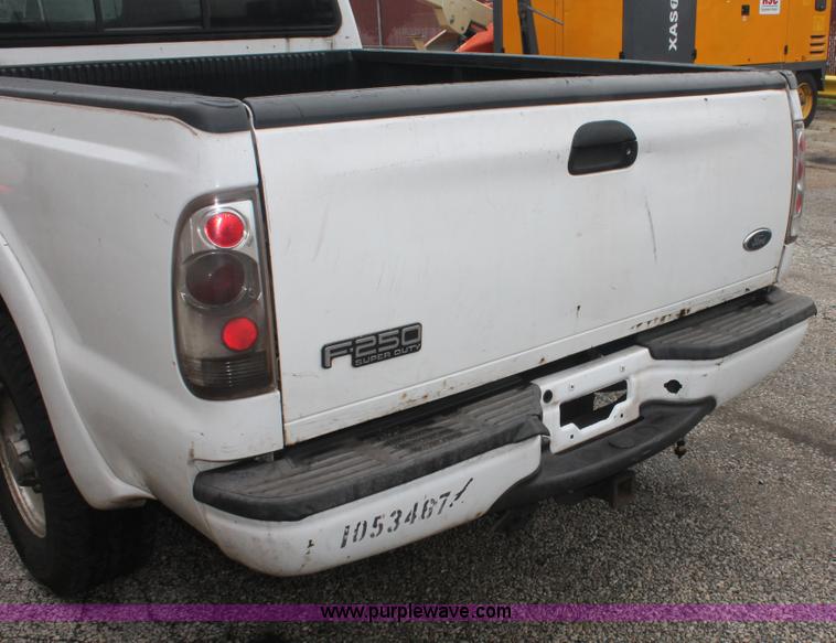 image for item H3516 2003 Ford F250 Super Duty Crew Cab pickup truck