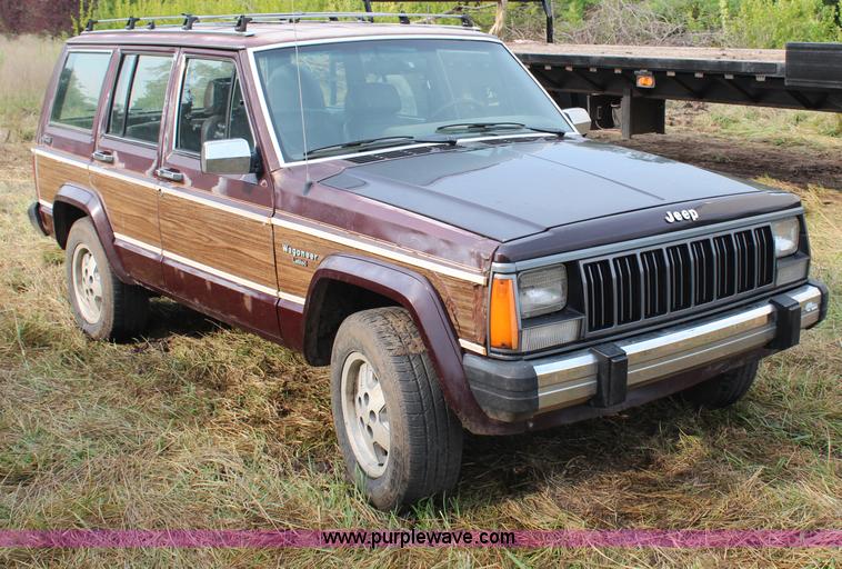 image for item H6614 1988 Jeep Wagoneer Limited SUV