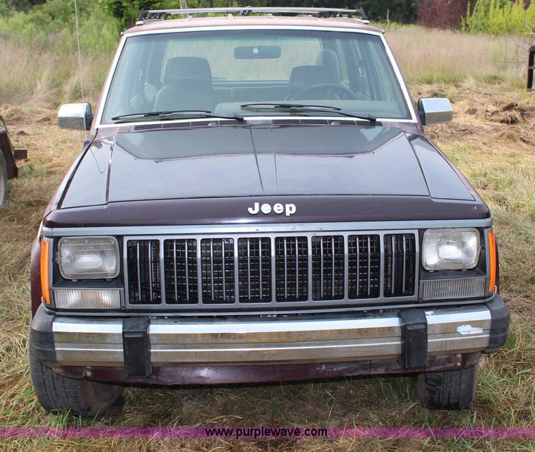 image for item H6614 1988 Jeep Wagoneer Limited SUV