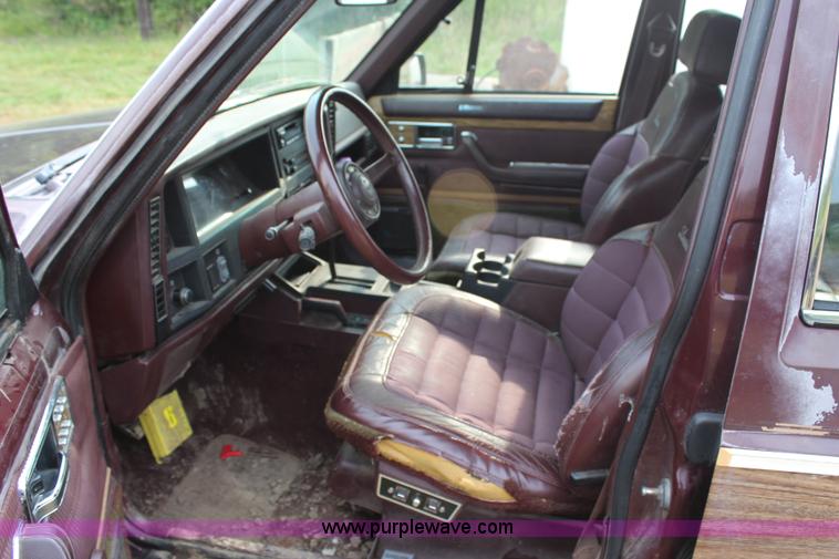 image for item H6614 1988 Jeep Wagoneer Limited SUV