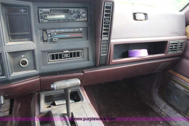 image for item H6614 1988 Jeep Wagoneer Limited SUV