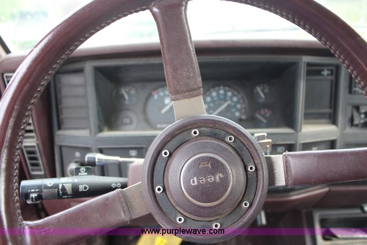 image for item H6614 1988 Jeep Wagoneer Limited SUV