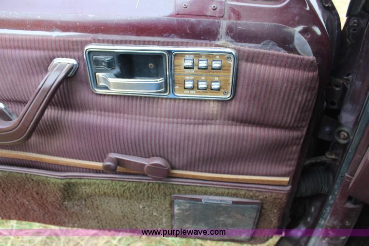 image for item H6614 1988 Jeep Wagoneer Limited SUV