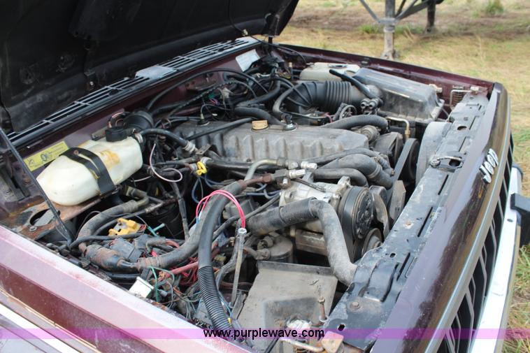 image for item H6614 1988 Jeep Wagoneer Limited SUV