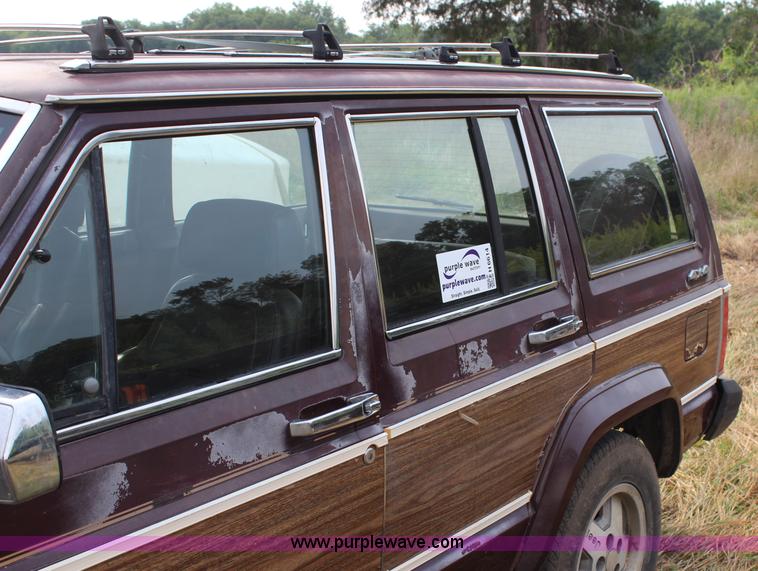 image for item H6614 1988 Jeep Wagoneer Limited SUV