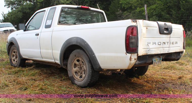 image for item H6615 2002 Nissan Frontier XE-I4 King Cab pickup truck