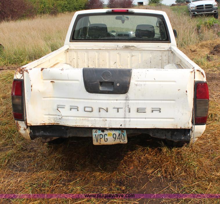 image for item H6615 2002 Nissan Frontier XE-I4 King Cab pickup truck