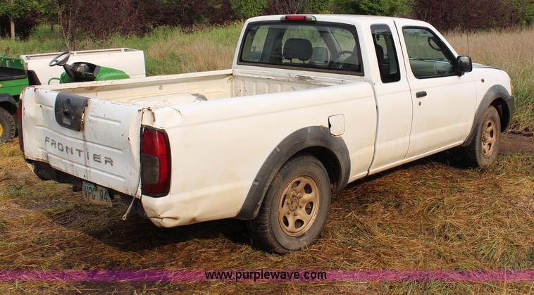 image for item H6615 2002 Nissan Frontier XE-I4 King Cab pickup truck