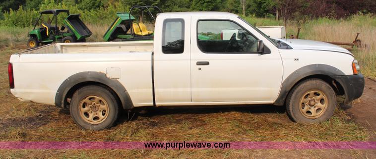 image for item H6615 2002 Nissan Frontier XE-I4 King Cab pickup truck