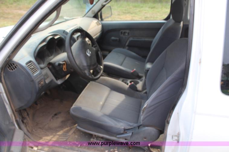 image for item H6615 2002 Nissan Frontier XE-I4 King Cab pickup truck