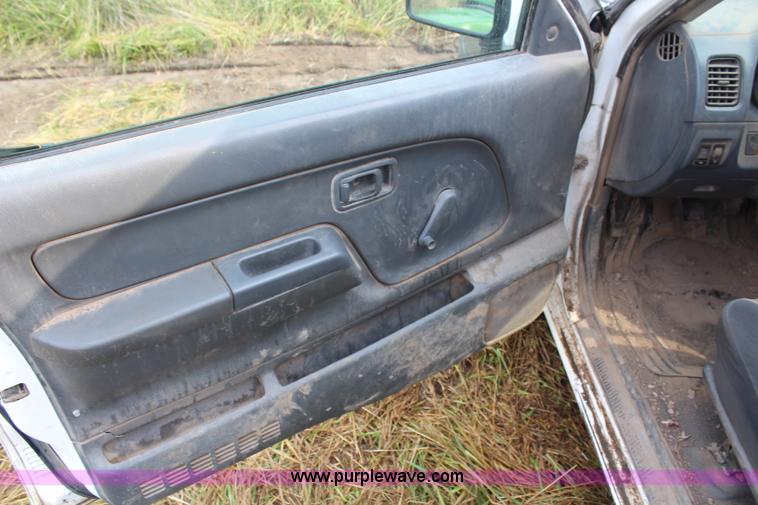 image for item H6615 2002 Nissan Frontier XE-I4 King Cab pickup truck