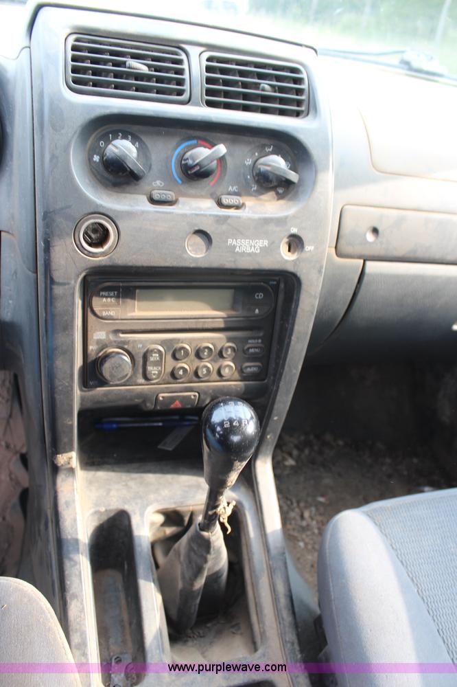 image for item H6615 2002 Nissan Frontier XE-I4 King Cab pickup truck