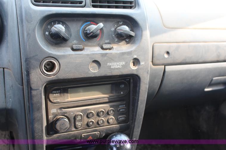 image for item H6615 2002 Nissan Frontier XE-I4 King Cab pickup truck