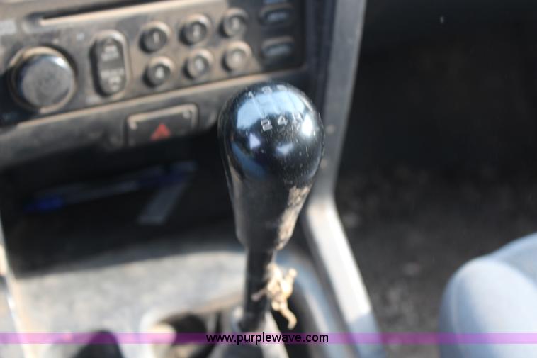 image for item H6615 2002 Nissan Frontier XE-I4 King Cab pickup truck