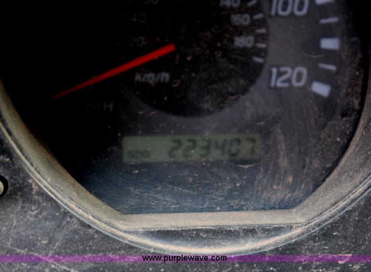 image for item H6615 2002 Nissan Frontier XE-I4 King Cab pickup truck