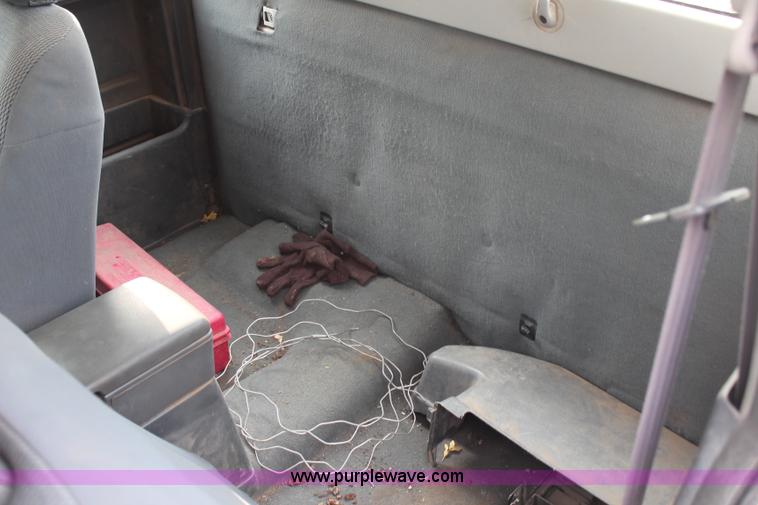 image for item H6615 2002 Nissan Frontier XE-I4 King Cab pickup truck