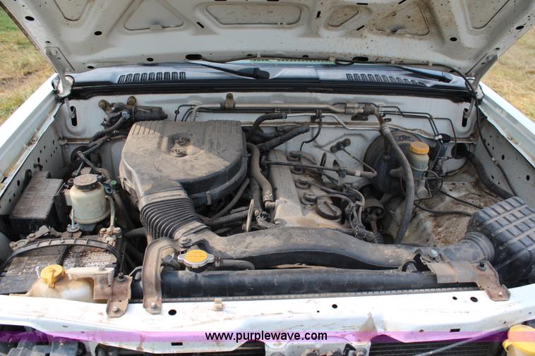 image for item H6615 2002 Nissan Frontier XE-I4 King Cab pickup truck