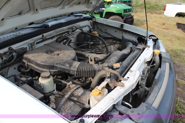 image for item H6615 2002 Nissan Frontier XE-I4 King Cab pickup truck