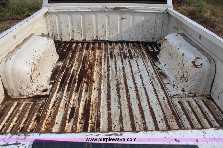 image for item H6615 2002 Nissan Frontier XE-I4 King Cab pickup truck