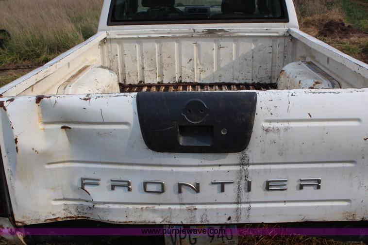 image for item H6615 2002 Nissan Frontier XE-I4 King Cab pickup truck