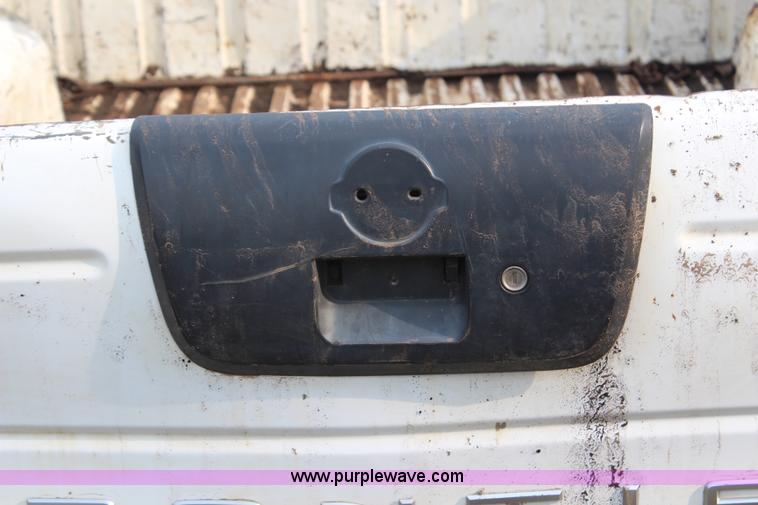 image for item H6615 2002 Nissan Frontier XE-I4 King Cab pickup truck