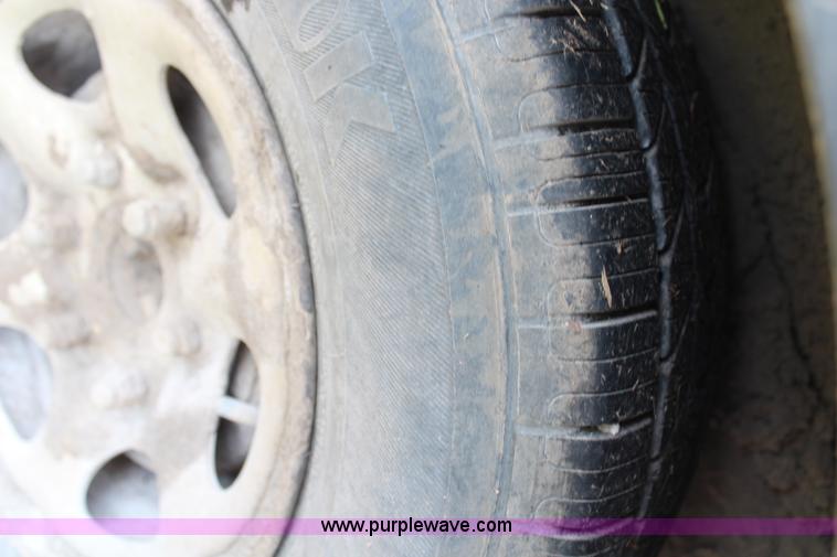 image for item H6615 2002 Nissan Frontier XE-I4 King Cab pickup truck