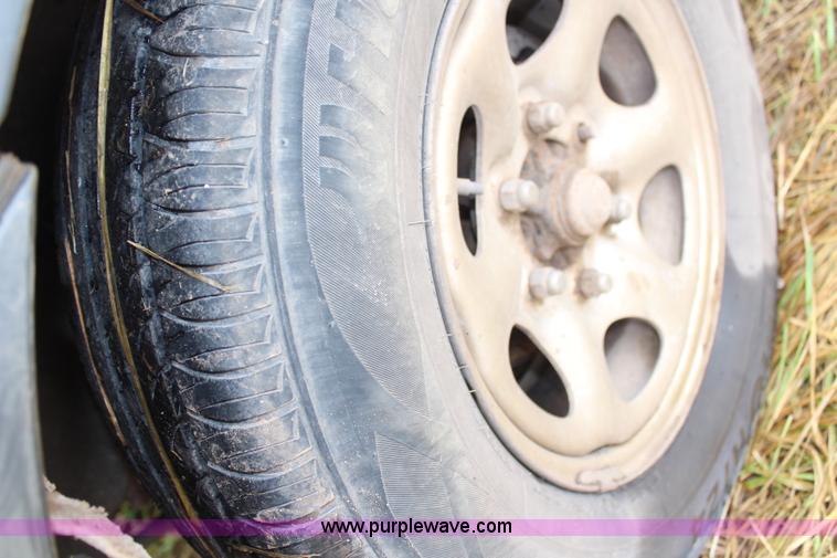 image for item H6615 2002 Nissan Frontier XE-I4 King Cab pickup truck