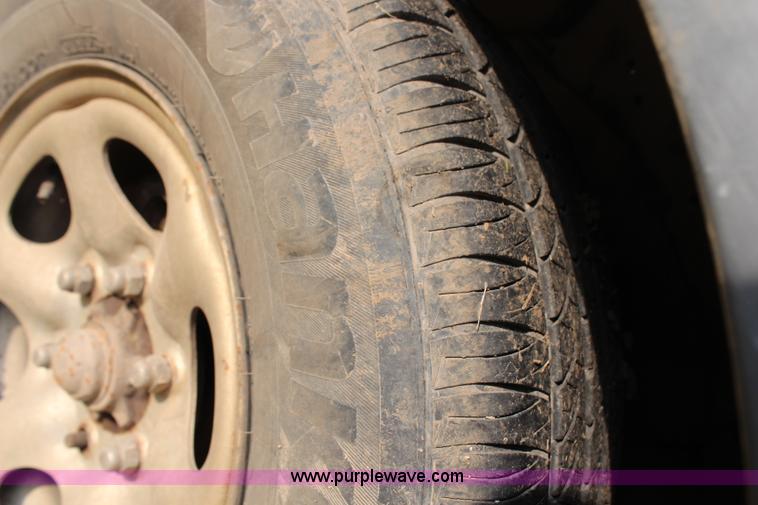 image for item H6615 2002 Nissan Frontier XE-I4 King Cab pickup truck