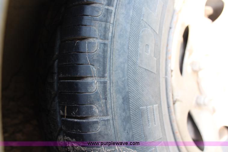 image for item H6615 2002 Nissan Frontier XE-I4 King Cab pickup truck