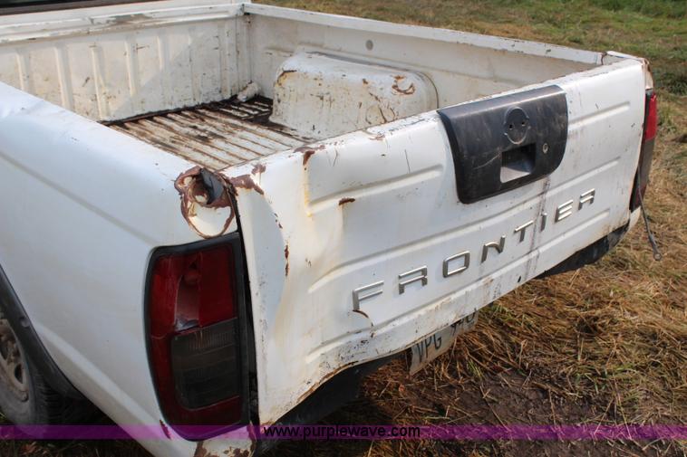 image for item H6615 2002 Nissan Frontier XE-I4 King Cab pickup truck