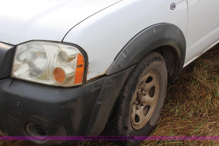 image for item H6615 2002 Nissan Frontier XE-I4 King Cab pickup truck