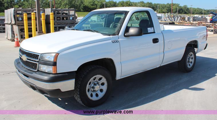 image for item H6623 2006 Chevrolet Silverado 1500 pickup truck